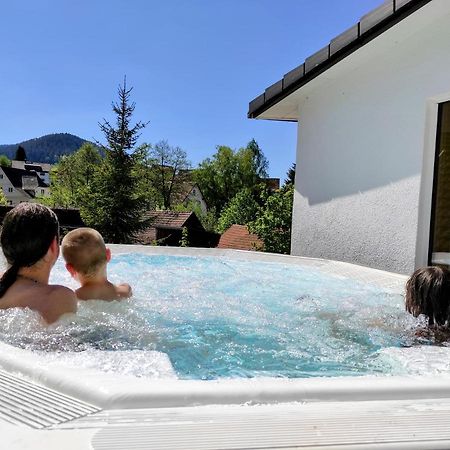 באיירסברון Wellness Hotel Garni Krone מראה חיצוני תמונה