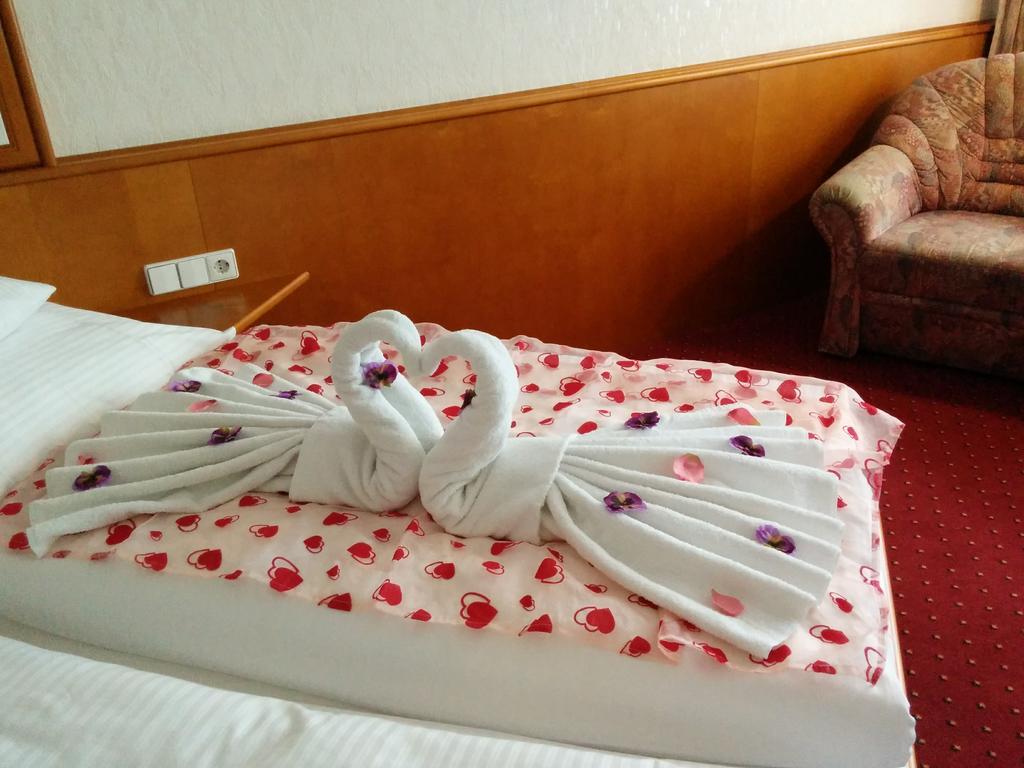 באיירסברון Wellness Hotel Garni Krone מראה חיצוני תמונה