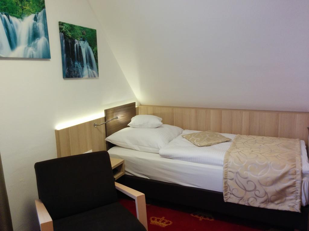באיירסברון Wellness Hotel Garni Krone מראה חיצוני תמונה