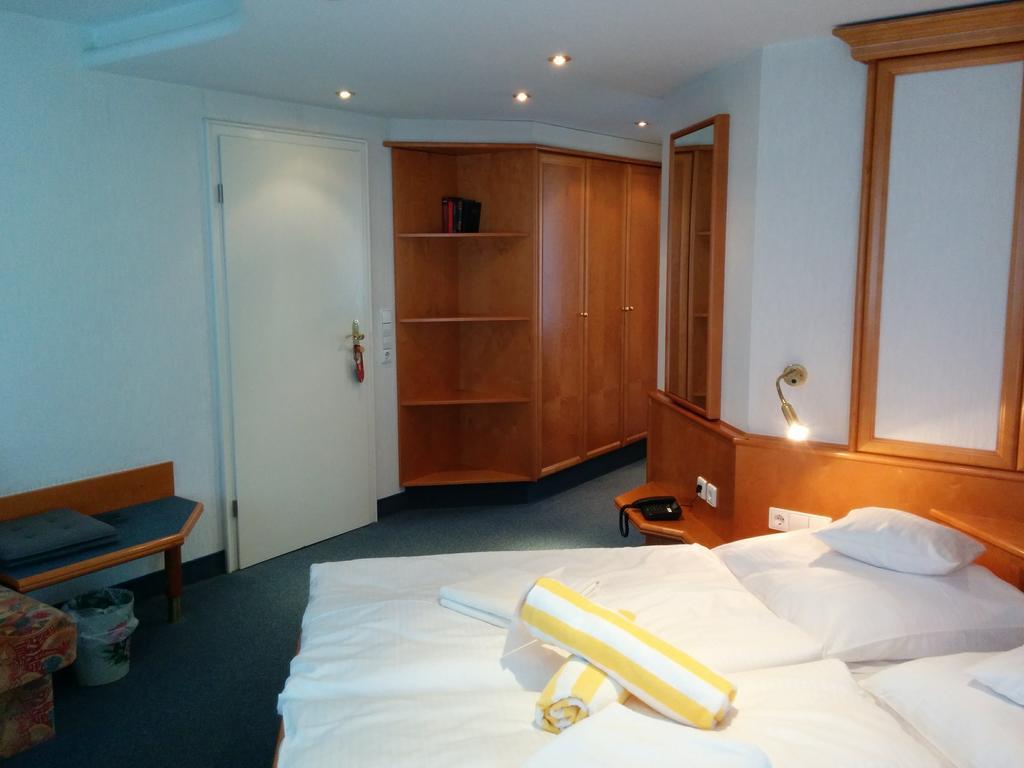 באיירסברון Wellness Hotel Garni Krone מראה חיצוני תמונה