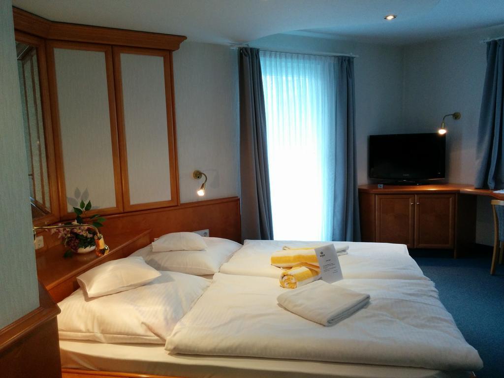 באיירסברון Wellness Hotel Garni Krone מראה חיצוני תמונה