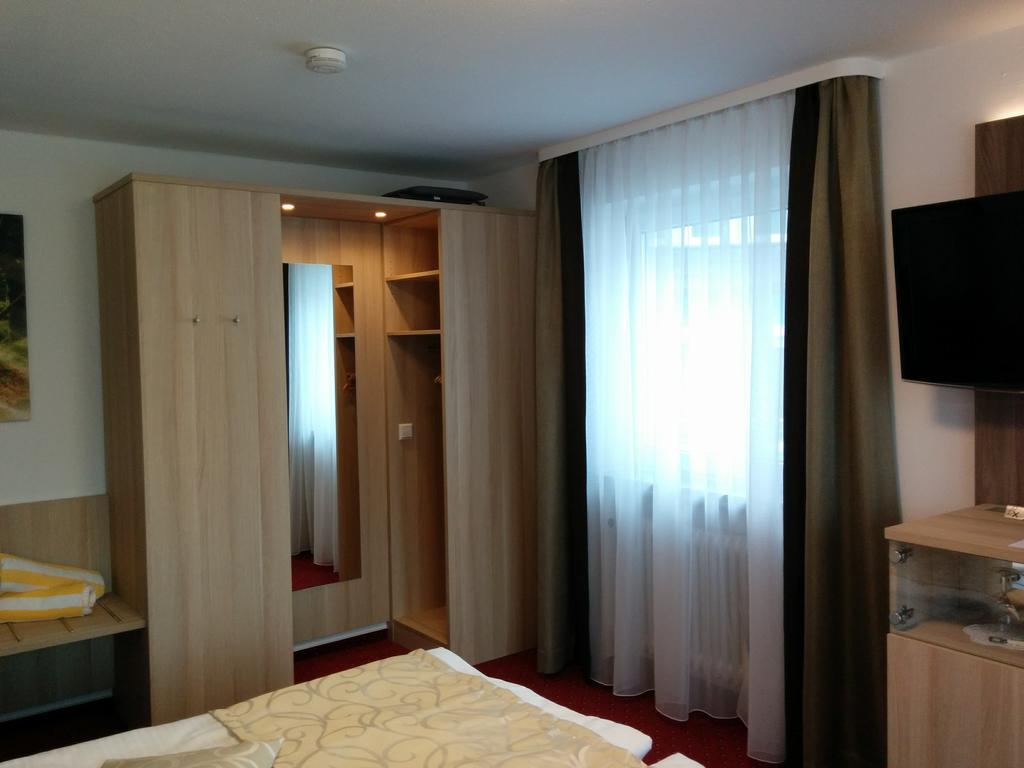 באיירסברון Wellness Hotel Garni Krone מראה חיצוני תמונה
