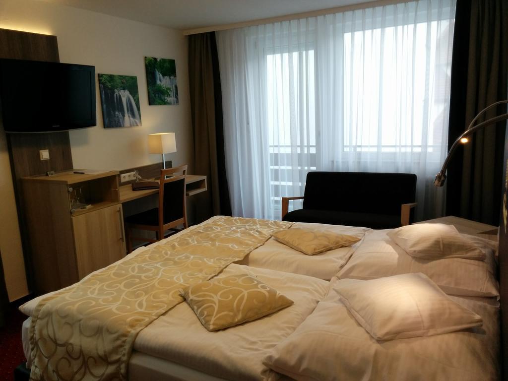 באיירסברון Wellness Hotel Garni Krone מראה חיצוני תמונה