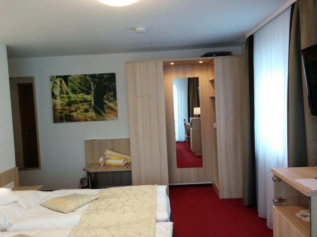 באיירסברון Wellness Hotel Garni Krone מראה חיצוני תמונה