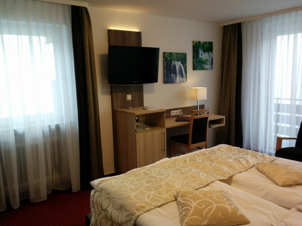 באיירסברון Wellness Hotel Garni Krone מראה חיצוני תמונה